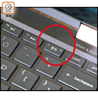 鍵盤設有咪高峰開關鍵（紅圈），並備有橙色指示燈。