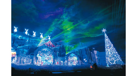 今年首度推出的水晶的約定，表演者會大唱聖誕歌，旁邊更有逾30米高聖誕樹，氣氛超正！