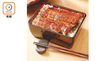 蒲燒鰻魚飯<br>今時今日一客的價錢並不便宜，用漆盒盛載的「鰻重」就更加矜貴，但在江戶時代這其實只是平民料理，主要供工人填飽肚子。