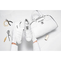 簡約白色黑邊設計的Superstar及 Bowling Bag均印上「PRADA」字樣已經好吸引，而且兩款單品仲要標明「MADE IN ITALY」兼限量發售700套（鞋連袋），時裝迷與波鞋友肯定爭崩頭。