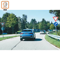 走在鄉郊公路，Q3 Sportback無論入彎或加速表現都非常穩定。
