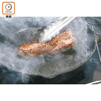 2.羊肉灑鹽，起鑊燒熱2湯匙油，以中火兩邊各煎約2分鐘至變啡色。