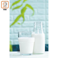 牛奶：含有色氨酸，可穩定情緒。另外，當身體承受壓力時，體內會消耗大量維他命B雜，而牛奶的維他命B雜含量豐富，有助製造「快樂賀爾蒙」——血清素。