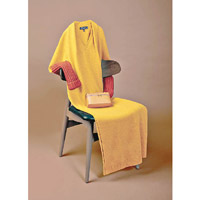 Loro Piana黃色連身裙 $27,400、手袖 $3,900、Extra Pocket L19小牛皮手袋 $12,600 （A）