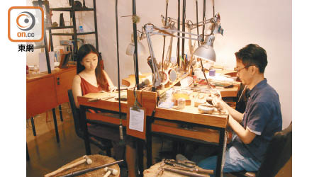飾品很多時被賦予某種情感上的意義，珠寶設計師或金工工匠在這方面扮演着重要的角色。