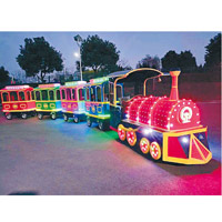 市集的聖誕小火車應該深受小朋友歡迎吧。