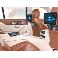 後排配上螢幕及MBUX系統，乘客可按喜好而作出不同設定及欣賞節目。