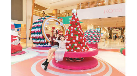 全港首棵以超過1,600個毛絨球拼砌而成的「PomPom聖誕樹」。
