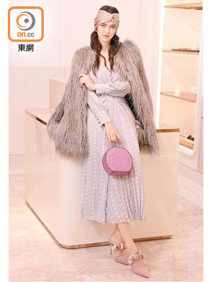 KATE SPADE<br>香檳色頭巾 未定價<br>灰色毛毛大衣 $6,900<br>淺灰色珍珠鏈圖案連身裙 $7,900<br>Andi紫色閃亮皮革手袋 $3,200<br>粉紅色高踭鞋 $1,950<br>All from（A）