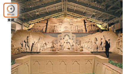 南亞篇的最大焦點，莫過於長約20米的「靈廟泰姬陵」沙雕，配合前方的作品「皇帝沙賈漢與皇妃愛的物語」，甚為壯觀。