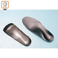 足科矯形師有時會為患者訂製處方矯正鞋墊。