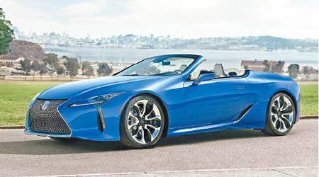 LC 500 Convertible車頭用上標誌性鬼面罩，配以獨特頭燈設計相當悅目。