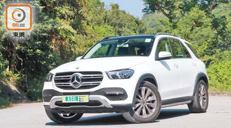 GLE 450 4MATIC全新設計的鬼面罩及頭燈布局，更添野性動感。<br>售價：$879,000起