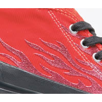 鞋身採用紡織物料打造，並於鞋側加入搶眼的反光火燄圖案。