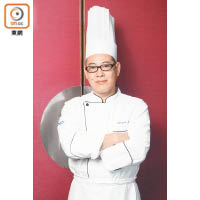 蘇志輝師傅曾於日本、印尼、新加坡和內地等任職，接待過不少名人、政要，現為灣仔一個展覽場館內的高級粵菜廳主廚。