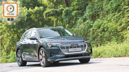 Audi e-tron 55 quattro設計前衞，全新八角形鬼面罩布局悅目。