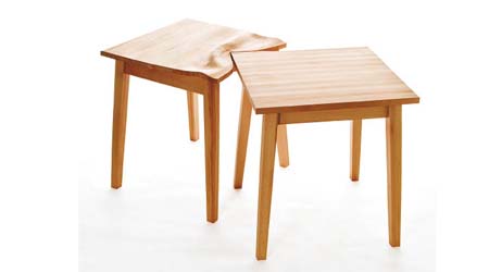Tables Choquées<br>屬Contorsions系列，由兩張方形木枱組成，其中一張的邊緣呈現扭曲的紋理，如被另一張撞凹似的，營造出有趣的視覺效果。