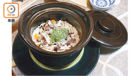 本菇斑球釜飯<br>鮮嫩的魚肉配上清新本菇，與木魚昆布湯汁煮成的有味飯同吃，鮮味十足。