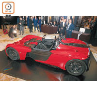 車架採用碳纖維複合材料打造，車重僅620kg。