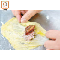 在黃芽白上依次放上豬肉蝦粒、金蠔及豬脷包裹成卷，蒸約10分鐘。在碟上鋪上髮菜，放蒸好的髮菜金蠔卷，淋上芡汁即成。