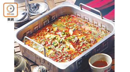 冷鍋魚<br>重慶經典菜式，雖然用了大量辣椒及香料炮製，風味卻跟其他鍋物截然不同。