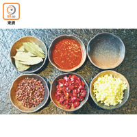 重慶菜着重調味，冷鍋魚就用了乾辣椒、麻椒、香葉、豆瓣醬、蒜蓉及醋炒成辣醬去煮魚。