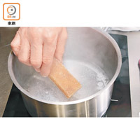 糯米、紫米、紅米分別加水浸過夜；將80克水煲熱，放入片糖煮溶。