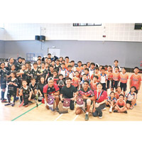 剛過去的12月到新加坡與當地球隊Youth Floorball Academy進行友誼賽。