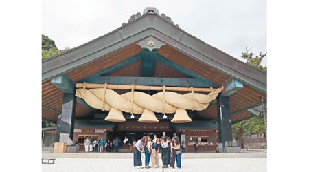 在出雲大社的神樂殿有全日本最大規模的注連繩，長13.6米、重5.2噸，分量十足！