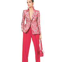 Giorgio Armani紅灰色格紋西裝褸<br>$23,000<br>紅色西褲 $10,500<br>All from（A）