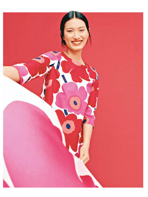 Marimekko紅色Unikko印花連身裙<br>$2,495（B）