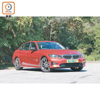 今次駕駛Sunset Orange色的BMW 320iA出外遊車河，順道為新一年祈福。