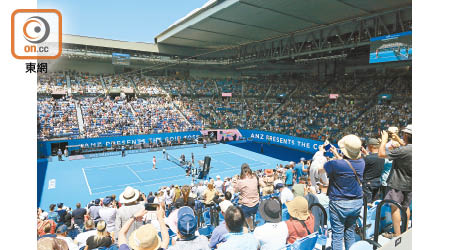 進入中央場館Rod Laver Arena看網球場不能大叫大跳，但觀眾同時嘆氣或高呼，也十分過癮。場內不乏澳網英文簡稱「AO」的打卡點，個個設計不同色彩鮮艷。