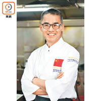 柯子大師傅擅長炮製盆菜，本身亦是法國藍帶美食協會成員；他對食材要求嚴謹，其出品更曾獲飲食比賽獎項。