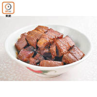 燜豬腩肉有家肥屋潤的意思，亦是盆菜的靈魂之一。