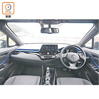 內龍篇<br>車廂以黑色作主調，支援無線Apple CarPlay輕觸屏幕音響系統，以及內置Nanoe納米離子空氣淨化技術的雙區自動恒溫冷氣系統均屬標準配備。