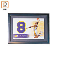 6. 81分紀錄海報<br>2008年推出的Kobe Bryant簽名海報，Thomas刻意挑選編號「81」，紀念Kobe Bryant曾經單場取下81分的個人紀錄。全球限量100張，市值約2千美元。