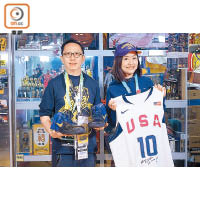 TMC LOVE THIS GAME主理人Thomas Leung（左），與繽Fun星網主播Sherman（右）大談個人的Kobe Bryant親筆簽名珍藏品。