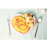 若點選蛋包飯，女僕會用茄汁在蛋上畫上可愛圖案，售¥900（約HK$63）。