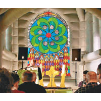 教堂充氣風琴、祭壇、講壇等一應俱全，就連彩繪玻璃窗也跟到足。