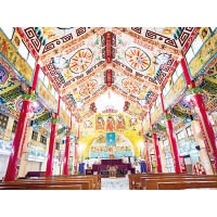 聖堂內壁畫中西合璧，出發點是向中華文化根深柢固嘅當地人傳教。