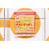 第一代「雞汁拉麵」的包裝，當時為了讓顧客一眼就能看到袋入面的麵條，包裝袋上特地設計了透明「窗口」。