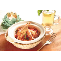 酸子汁大蝦煲<br>有別於傳統以濃郁為主調的煲仔菜式，用上開胃的酸子汁與啖啖肉的大蝦炮製，帶來別具風味的滋味菜。