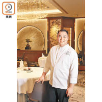 鄧家濠師傅曾在本地多間著名餐廳任職，並贏得多個烹飪比賽獎項，現為金鐘一間五星級酒店中菜行政總廚。