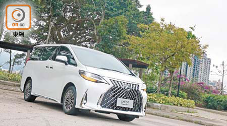 LM350的家族式面罩是Lexus車系中最大，貴氣與霸氣兼備。<br>售價：$1,470,200起