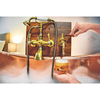 浴缸水龍頭會流出冷及熱嘅啤酒，泡啤酒浴冇難度。