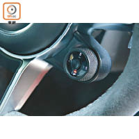 駕駛時按下模式切換器中央黑色「Sport Response」圓鍵，可即時獲得約20秒的引擎和波箱超靈敏極致性能回饋。
