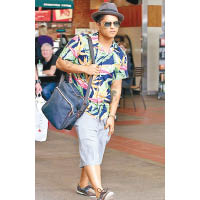 Bruno Mars出身自夏威夷，所以經常會以夏威夷恤作打扮。