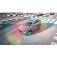 行車時：安全預警<br>Audi Pre Sense Basic+Front預警安全系統，能透過車上的雷達監控四周路況，若偵測到前方有行人、單車或其他車輛，有機會因太近而發生碰撞，系統會向駕駛者發出警示，包括在儀錶上顯示圖案及發聲等。