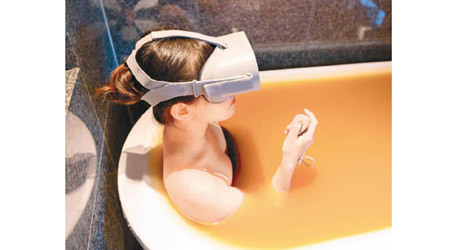 在浴缸中浸浴，並戴上VR眼鏡看有馬溫泉片段，很有置身現場的感覺。